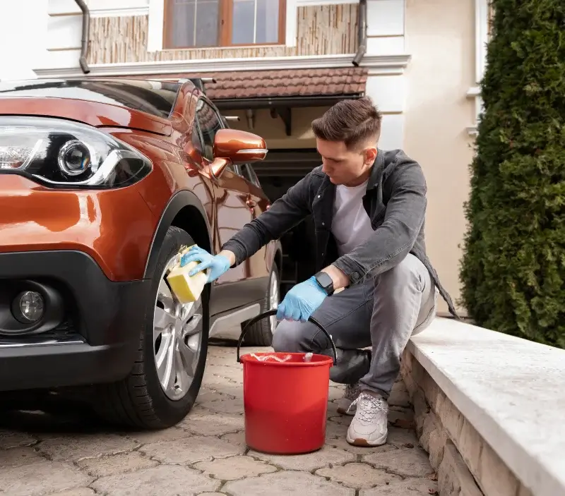 Lavage auto à domicile Éole-en-Beauce : professionnel intervenant sur un véhicule